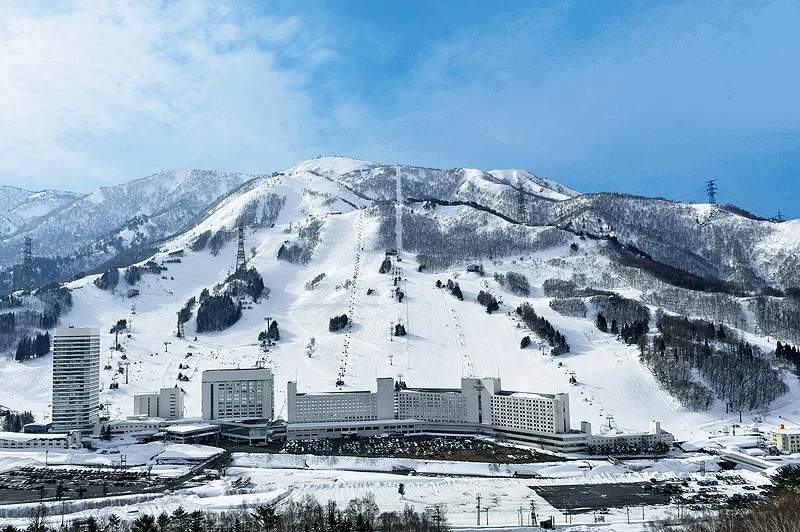 STAY & SKI NAEBA FOR COUPLES
